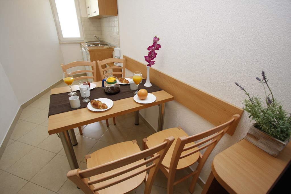 Apartments Neva Makarska Room photo