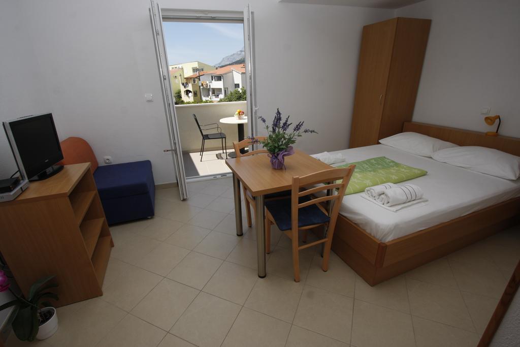Apartments Neva Makarska Room photo