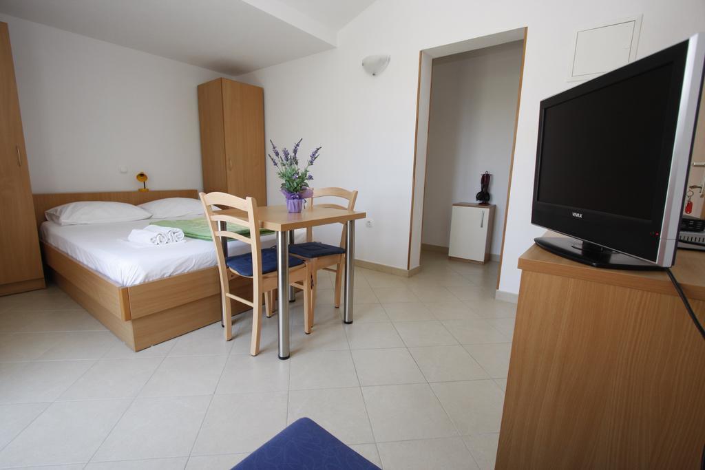 Apartments Neva Makarska Room photo
