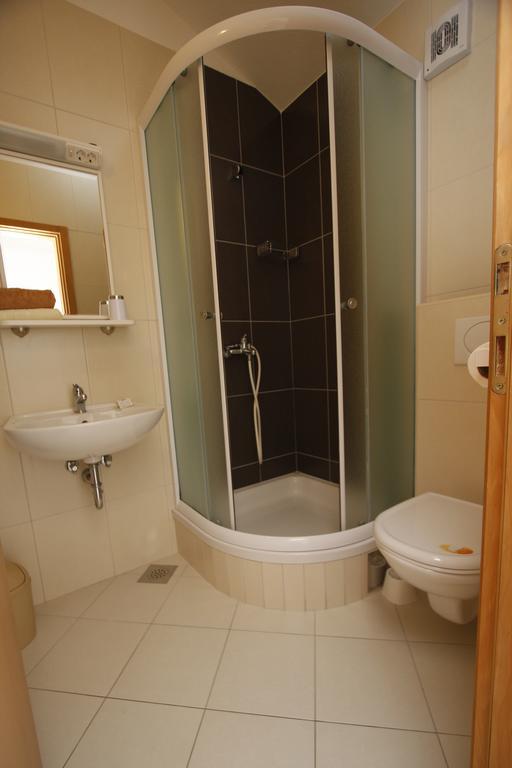 Apartments Neva Makarska Room photo