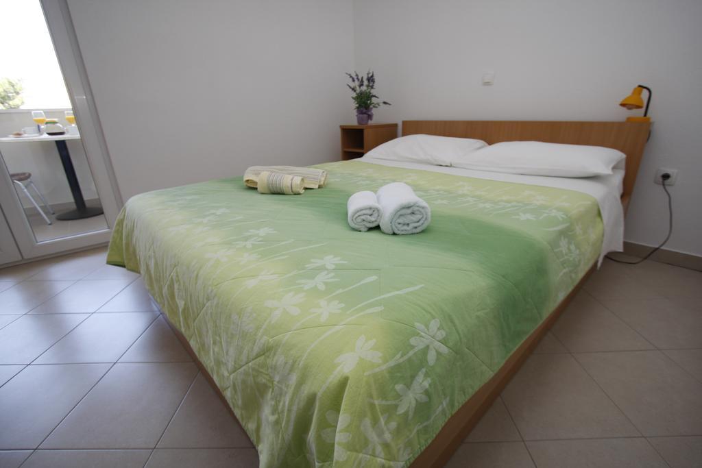 Apartments Neva Makarska Room photo