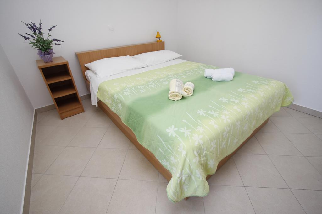 Apartments Neva Makarska Room photo