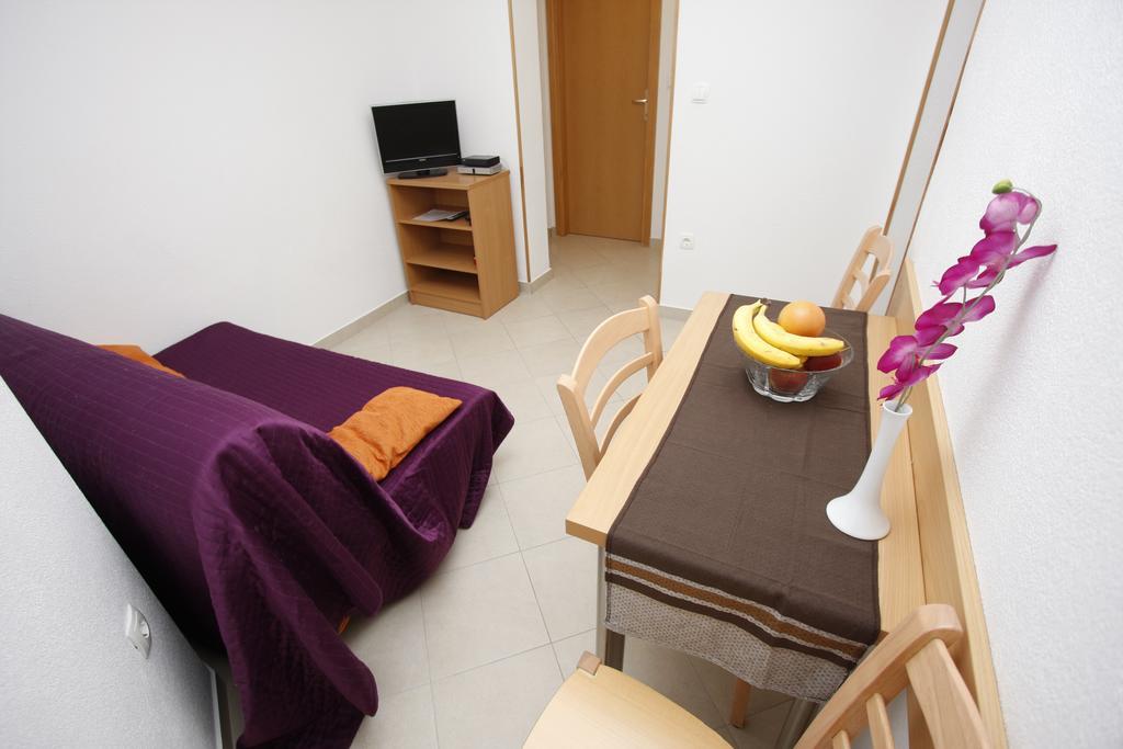 Apartments Neva Makarska Room photo