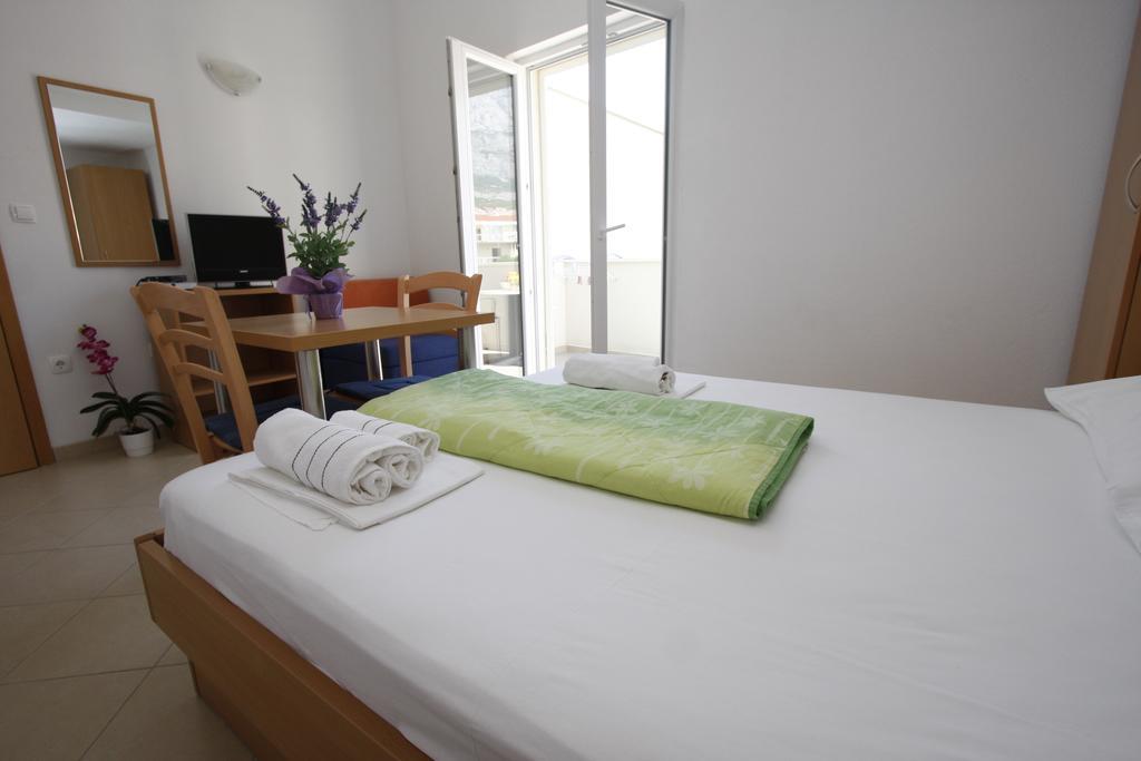 Apartments Neva Makarska Room photo