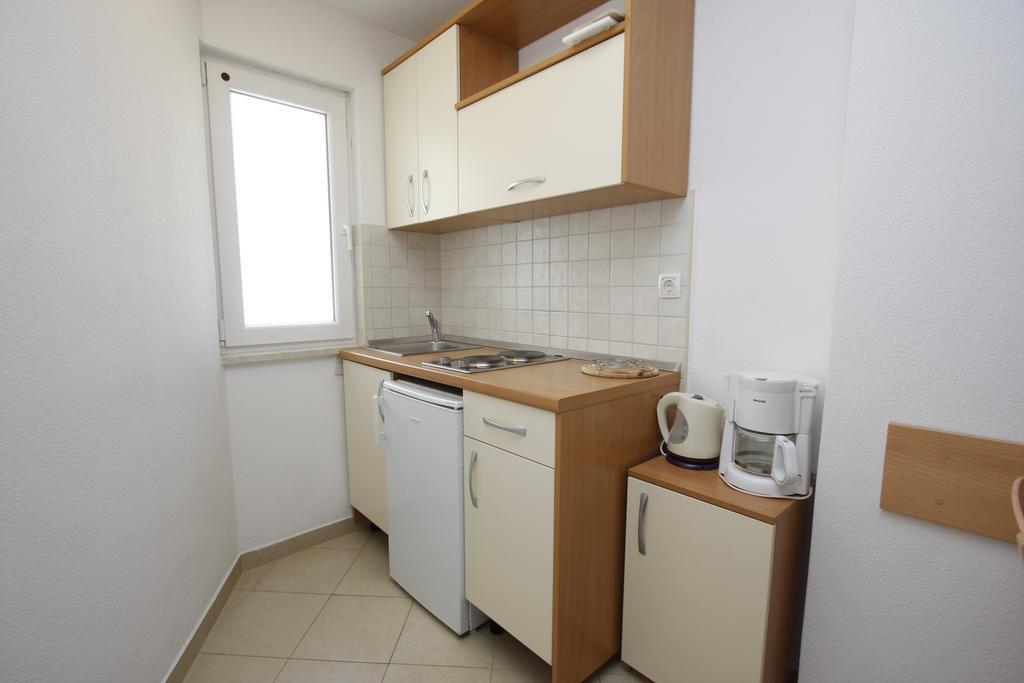 Apartments Neva Makarska Room photo