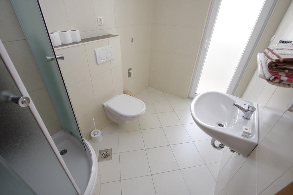 Apartments Neva Makarska Room photo