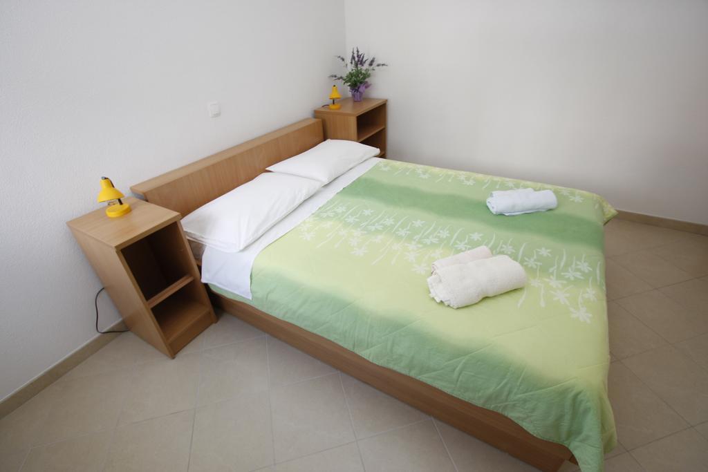 Apartments Neva Makarska Room photo