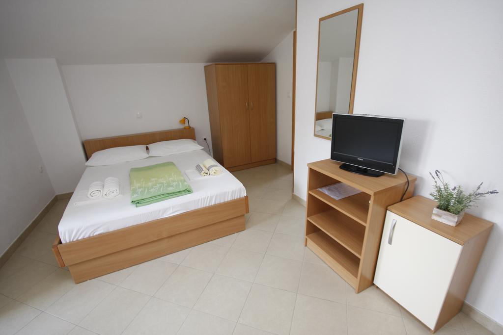 Apartments Neva Makarska Room photo