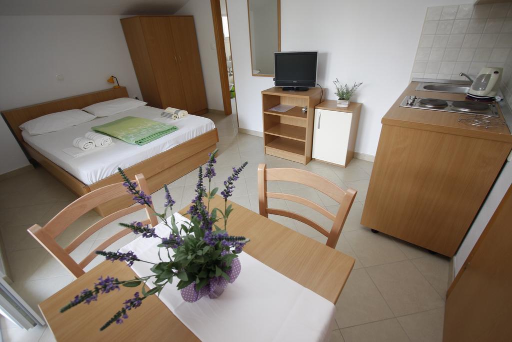 Apartments Neva Makarska Room photo