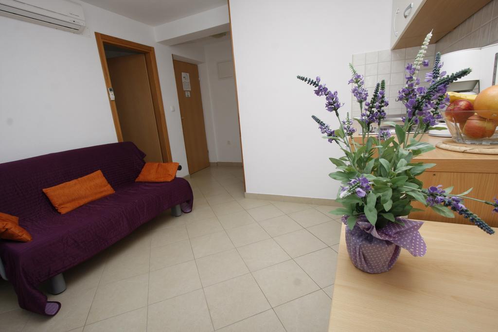 Apartments Neva Makarska Room photo