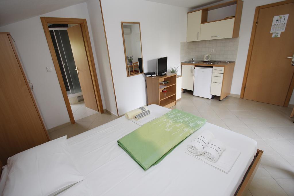 Apartments Neva Makarska Room photo